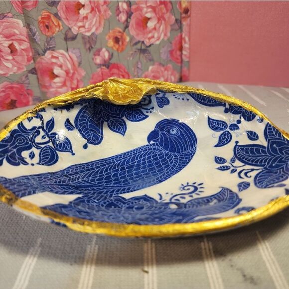 DECOUPAGE CLAM SHELL DECOUPAGE BLUE BIRD ON A CLAM SHELL TRINKET DISH - Picture 6 of 10